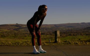 Uma mulher cansada depois de poucos minutos de corrida, pois ainda não sabe como respirar na corrida de forma correta