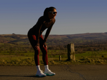 Uma mulher cansada depois de poucos minutos de corrida, pois ainda não sabe como respirar na corrida de forma correta